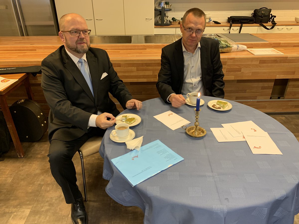 AnttiPeltola_'s tweet photo. Nyt oli koolla hieno joukko. Jaoimme kaupungin tunnustukset vuonna 2022 ansioituneille. Lämpimät onnittelut kaikille🇫🇮 #KylmäkoskenJauhemaalaus #AkaaPride #ToijalaWorks #AinoVaittinen #JakesBluesBand #Akaa #Pirkanmaa https://t.co/CATS2jZfsd