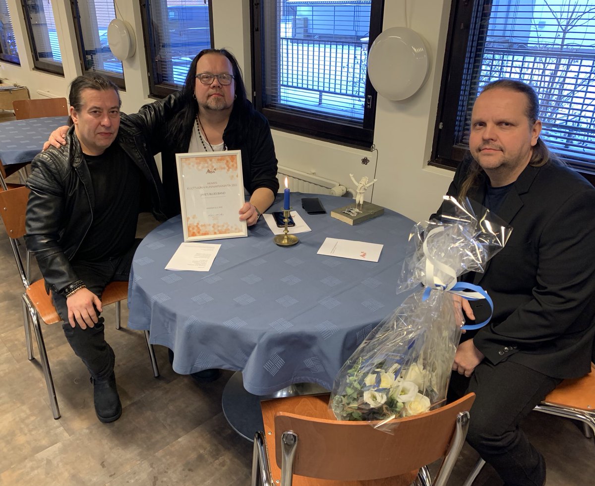 AnttiPeltola_'s tweet photo. Nyt oli koolla hieno joukko. Jaoimme kaupungin tunnustukset vuonna 2022 ansioituneille. Lämpimät onnittelut kaikille🇫🇮 #KylmäkoskenJauhemaalaus #AkaaPride #ToijalaWorks #AinoVaittinen #JakesBluesBand #Akaa #Pirkanmaa https://t.co/CATS2jZfsd