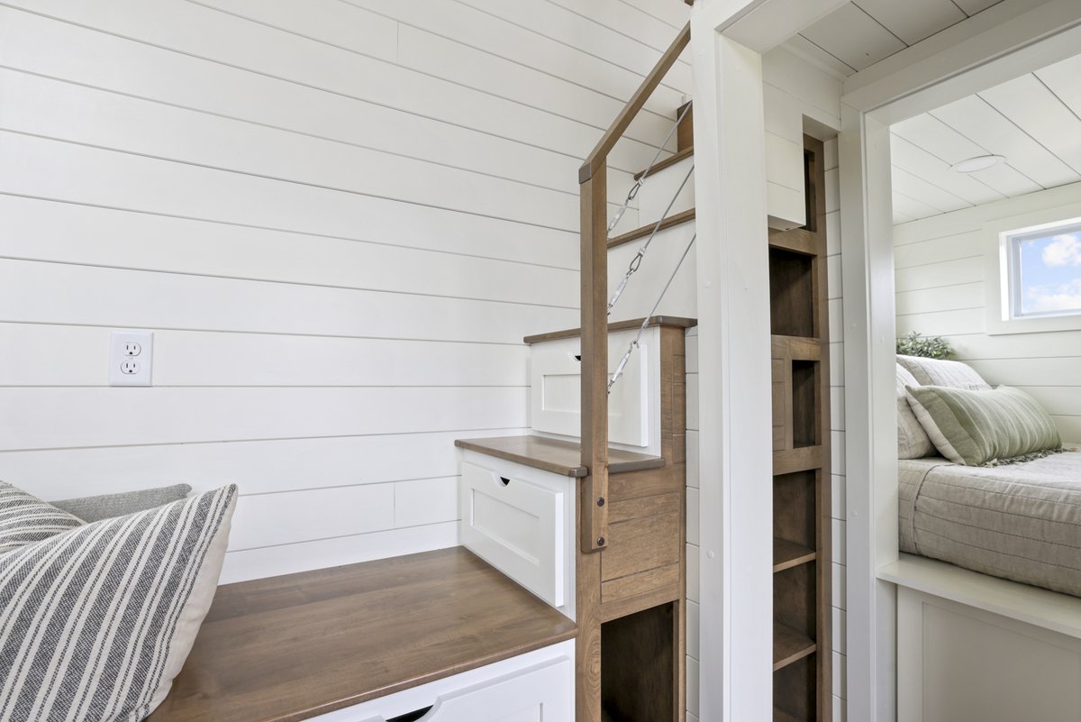 ModernTinyLivin's tweet photo. If you know us, you know we love finding ways to include #sneakystorage all over our tiny homes, and Ulla-Carin is no different. https://t.co/CxKlWl038I