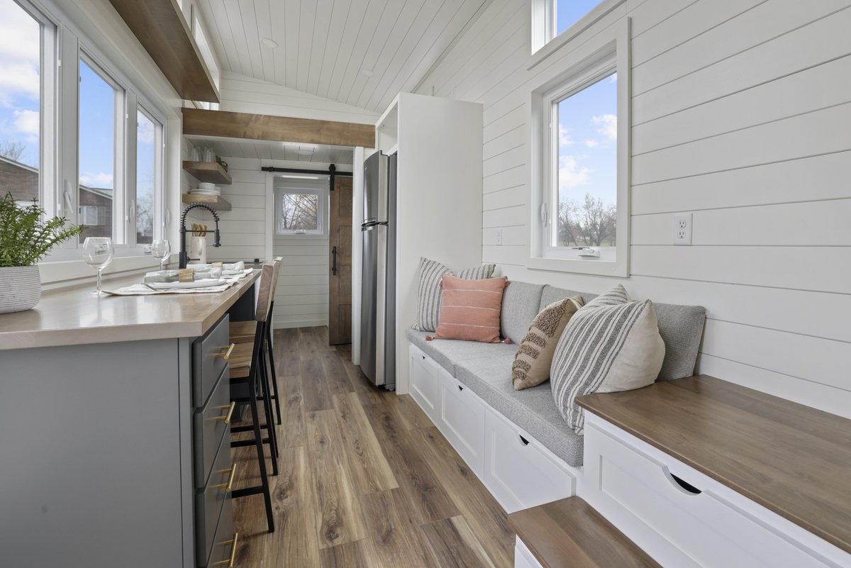 ModernTinyLivin's tweet photo. If you know us, you know we love finding ways to include #sneakystorage all over our tiny homes, and Ulla-Carin is no different. https://t.co/CxKlWl038I