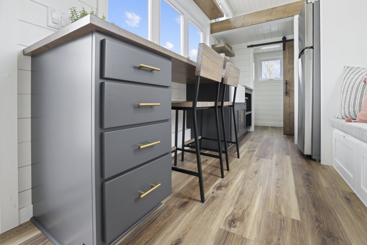 ModernTinyLivin's tweet photo. If you know us, you know we love finding ways to include #sneakystorage all over our tiny homes, and Ulla-Carin is no different. https://t.co/CxKlWl038I