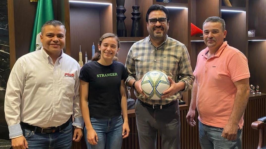 Nuestro presidente David Vargas acompañó a la seleccionada nacional, la culichi Ailyn Aviléz Peña, en la visita que realizó al alcalde de Culiacán, Juan de Dios Gámez Mendivil. 

Aviléz, ha sido mundialista juvenil y actualmente es seleccionada mexicana del máximo nivel.

#PIDS