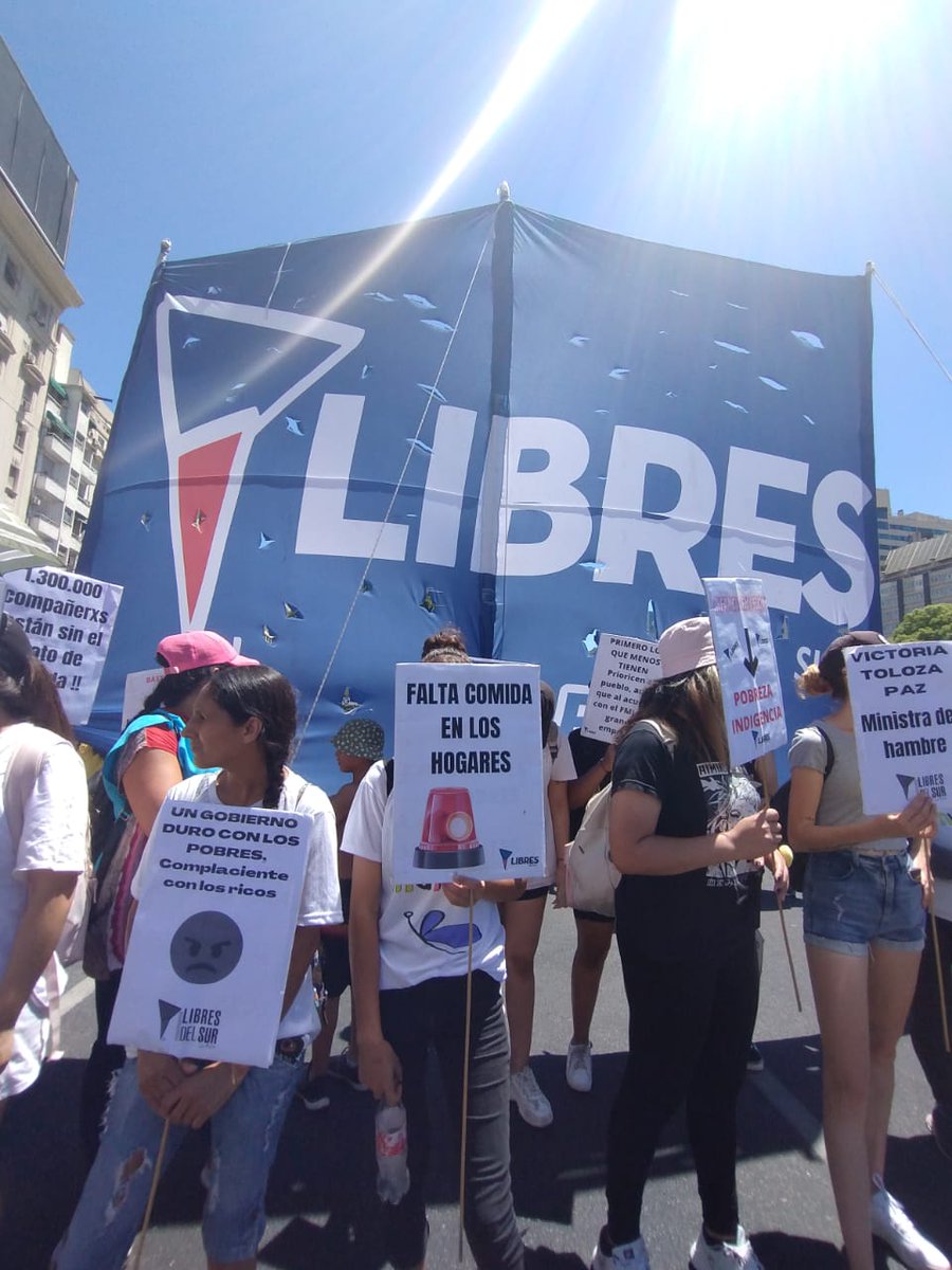 LibresdelSurLP's tweet photo. #AHORA 🚨
¡MILES DE FAMILIAS AÚN NO COBRARON SU SUELDO! #BastaDeAjustazo
❌ No somos lxs causantes de la crisis y la corrupción, necesitamos medidas urgentes ante la suba de la inflación  que afecta a los sectores más vulnerables
#BASTA https://t.co/5RS7W6GSoI