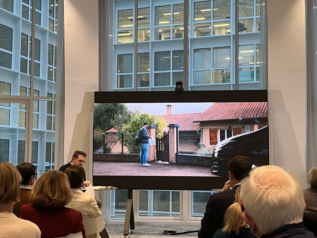 Le film de <a href="/grandlyon/">Métropole de Lyon</a> “L’intime et la confiance” est diffusé au public à l’occasion de la cérémonie de remise des Trophées de la #FondationDuDomicile à <a href="/PariSanteCampus/">PariSanté Campus</a> 

#domicile #innovation #citoyen #prix <a href="/Fepemfr/">Fepem</a>  <a href="/iperia_institut/">IPERIA</a> <a href="/EFFE_EU/">Family Employment-EU</a> <a href="/Pas_Blanchard/">Pascal Blanchard</a> <a href="/brunobernard_fr/">Bruno Bernard</a>