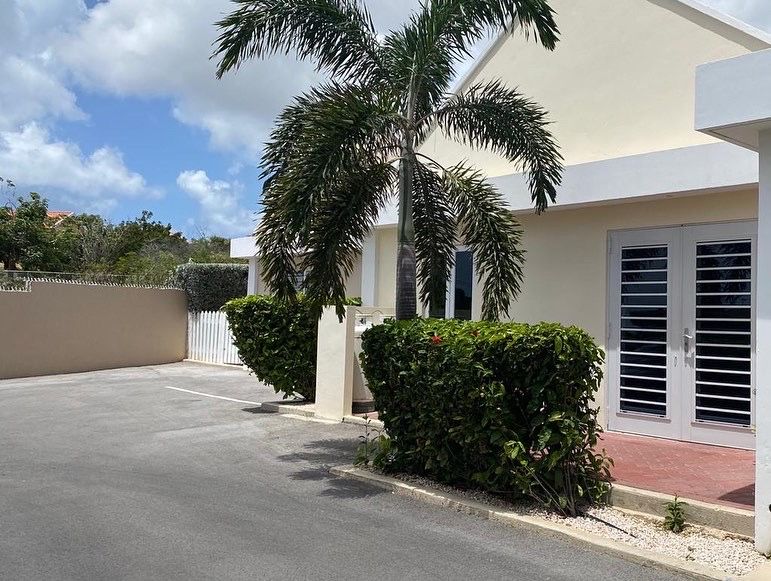 marketwrite's tweet image. "Judith, hoe woon je dan op Curaçao?" Nou, zo dus! Even wat shots van ons huis op een heerlijk, relaxed resort op ons prachtige eiland.⁠ En het leuke is: deze woning is NU in de verhuur. Want: wij hebben inmiddels een tweede woning op Curaçao 🎉.⁠ Check: airbnb.nl/rooms/52540897