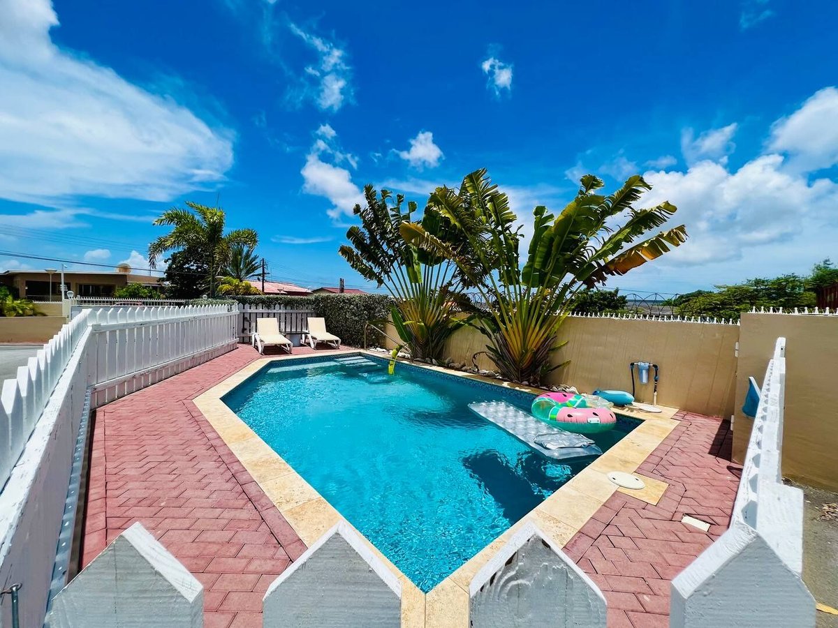 marketwrite's tweet image. "Judith, hoe woon je dan op Curaçao?" Nou, zo dus! Even wat shots van ons huis op een heerlijk, relaxed resort op ons prachtige eiland.⁠ En het leuke is: deze woning is NU in de verhuur. Want: wij hebben inmiddels een tweede woning op Curaçao 🎉.⁠ Check: airbnb.nl/rooms/52540897