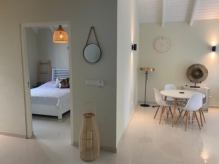 marketwrite's tweet image. "Judith, hoe woon je dan op Curaçao?" Nou, zo dus! Even wat shots van ons huis op een heerlijk, relaxed resort op ons prachtige eiland.⁠ En het leuke is: deze woning is NU in de verhuur. Want: wij hebben inmiddels een tweede woning op Curaçao 🎉.⁠ Check: airbnb.nl/rooms/52540897