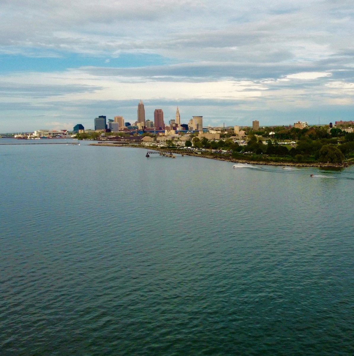 lowkeysay216's tweet photo. Reimagining Cleveland • I combined the present and the future to create my version of Cleveland 🌆  #artist #digitalart #Cleveland #photography #future https://t.co/4NdiyMULgG