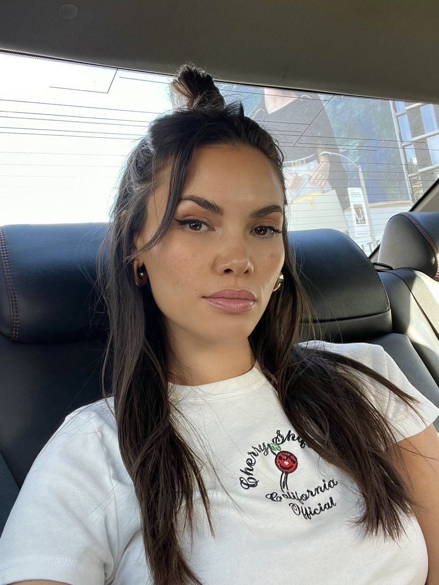 Tonight will be a career first, as my Europe tour begins!!! - this means so much to me as being independent has meant not being able to tour much because well..yaknow..£££ 👀

- so my lovers - wish me luck pls☺️!!