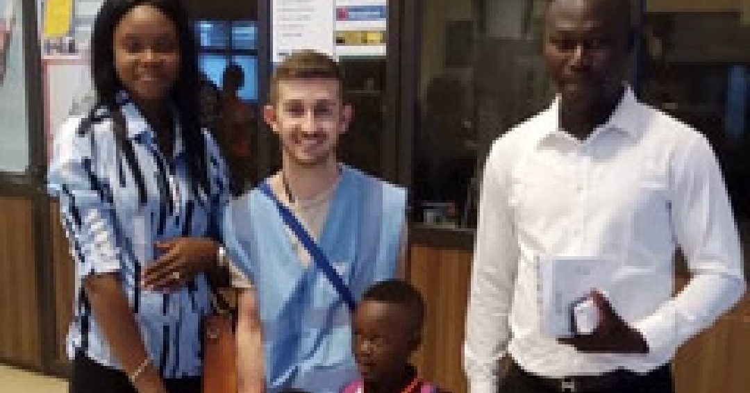 Antoine, bénévole dévoué d’Aviation Sans Frontières : « Quoi de plus beau que de voir un sourire sur le visage d’un enfant qui a désormais toute la vie devant lui…»  💙 Après sa prise en charge par <a href="/mecenatcardiaqu/">Mécénat Chirurgie Cardiaque</a> le petit Yanis a pu retrouver sa famille 😍