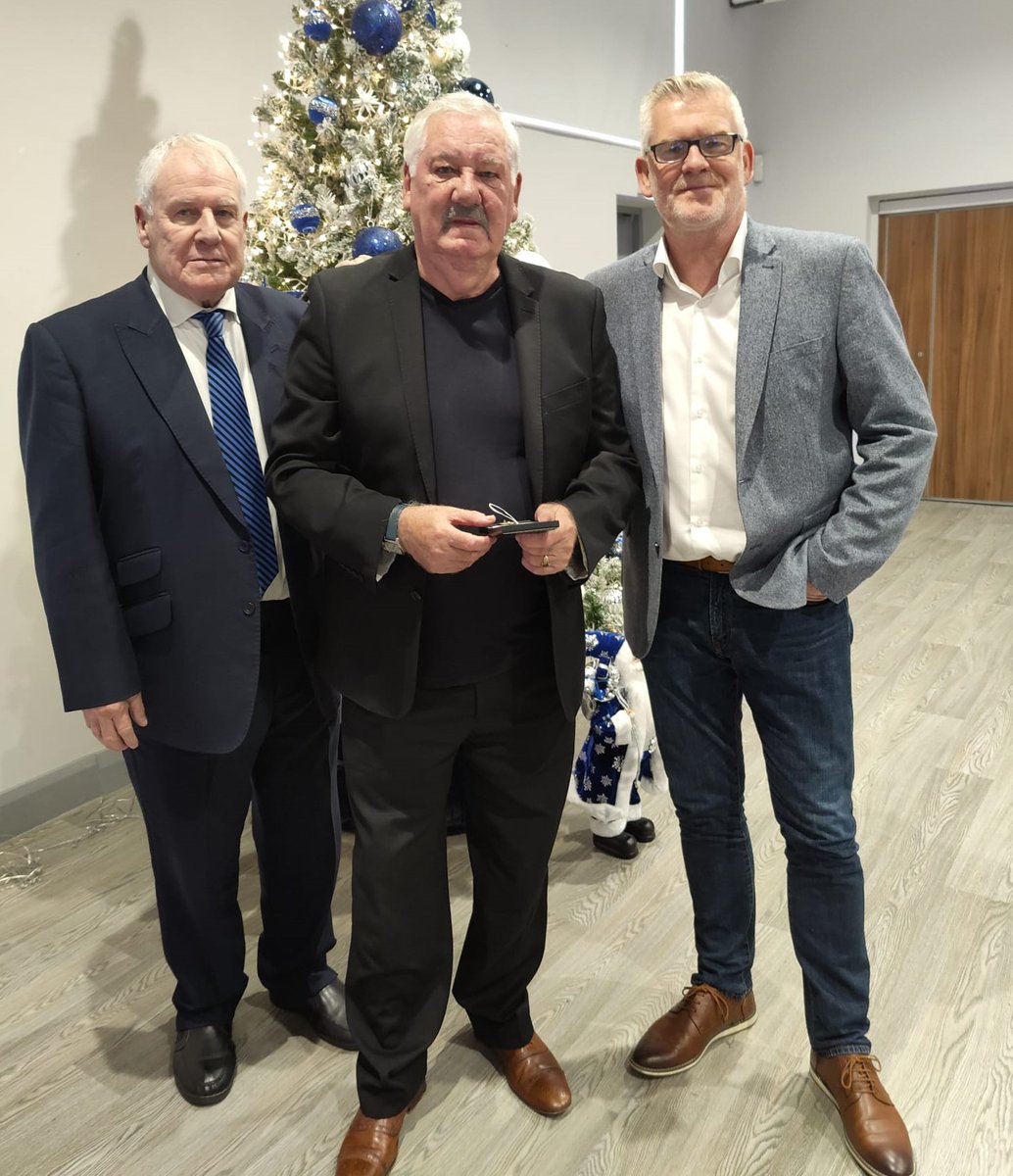 Lovely to surprise Roger Kenyon with his 1969/70 League Championship medal at the @EFCFPF Christmas Lunch. Presented to him by his great pal Joe Royle