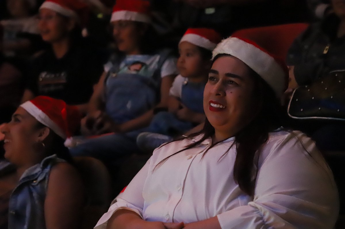 MilenaLoperaC's tweet photo. A través de la magia del teatro y la lectura, acompañamos a los niños y niñas de Medellín a explorar sus emociones para aprender a disfrutar de unas “Navidades Saludables” 🎄🎅. Cuidamos su salud mental para ayudarlos a construir un mejor futuro. 

#MedellínMeCuida Salud https://t.co/3uDm5PrvWl