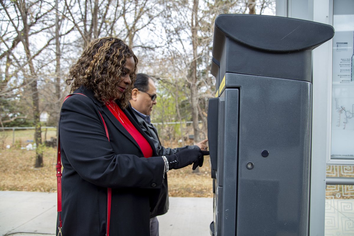MetroTransitMN's tweet image. The METRO D Line launched this weekend! Remember to pay your fare before you board at one of the many ticket machines along the route. Learn more about the METRO D Line at metrotransit.org/d-line 

#MetroDLine #BRTaFasterRide