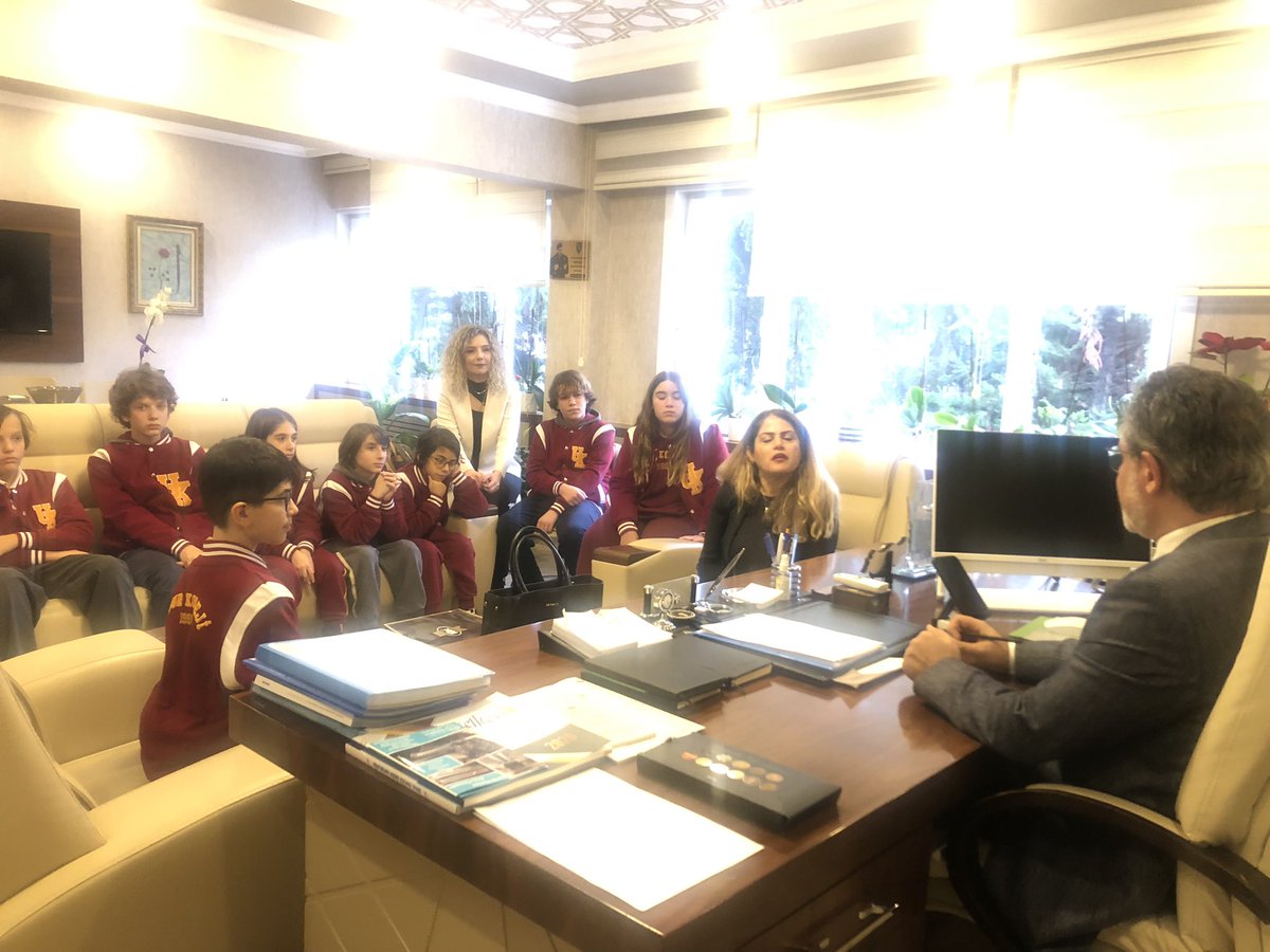 BakirkoyMEM's tweet photo. 🔹Uğur Koleji öğretmen ve öğrencileri İlçe Müdürümüze ziyarette bulundu.

🔹Ziyarette öğrencilerin yürüttüğü proje faaliyetleri ve eğitim öğretim üzerine sohbet gerçekleşti. 

@tcmeb @memleventyazici @cepni6144 https://t.co/ChYuEAyBT3