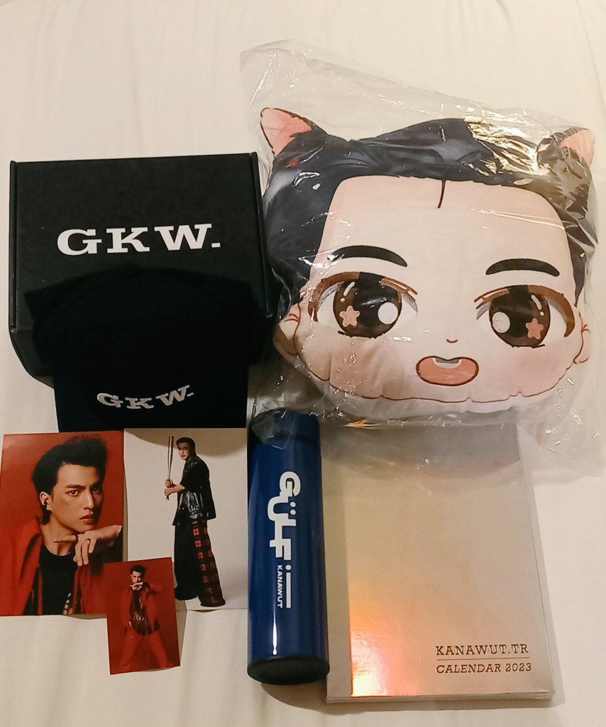onyourmark0803's tweet photo. Get 🙌😁😍
カレンダー思った以上に豪華な創りだし、お写真ヤバっ🤤
とりあえず自分の誕生月ビジュを確認するのは私だけでしょうか？笑

🧢同梱のバット📸に爆笑!!
誰かさんもやってたよね🤣

#25thHAPPYGULFDAY
#GULFSpectrumofme
#SpectrumofMe
#GulfKanawut
@Gulfkanawutofc 
IG_@goly.bkk https://t.co/g6aCbulMMO