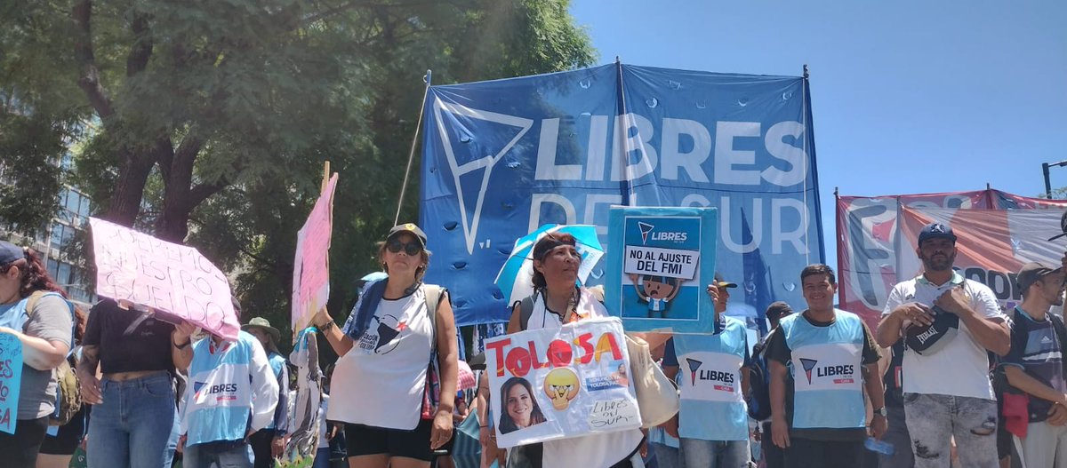 BDPMoreno's tweet photo. 🔵🔴 AHORA

📣Marchamos del obelisco hasta el Ministerio de Desarrollo Social.

⚠️Éste gobierno juega con las necesidades de los más necesitados mientras se arrodilla con el FMI

✋🏼✊🏼Tenemos que pararle la mano

#potenciartrabajoterritorial #bastadeajustazo #tolosapaz https://t.co/StgmU9Hu2m