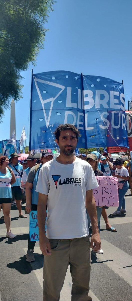 BDPMoreno's tweet photo. 🔵🔴 AHORA

📣Marchamos del obelisco hasta el Ministerio de Desarrollo Social.

⚠️Éste gobierno juega con las necesidades de los más necesitados mientras se arrodilla con el FMI

✋🏼✊🏼Tenemos que pararle la mano

#potenciartrabajoterritorial #bastadeajustazo #tolosapaz https://t.co/StgmU9Hu2m