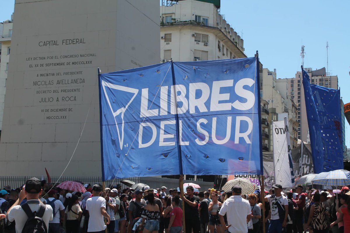 BDPMoreno's tweet photo. 🔵🔴 AHORA

📣Marchamos del obelisco hasta el Ministerio de Desarrollo Social.

⚠️Éste gobierno juega con las necesidades de los más necesitados mientras se arrodilla con el FMI

✋🏼✊🏼Tenemos que pararle la mano

#potenciartrabajoterritorial #bastadeajustazo #tolosapaz https://t.co/StgmU9Hu2m