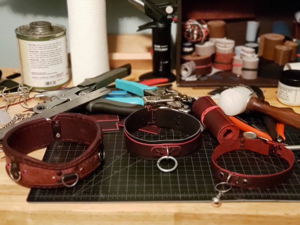 MrVLeatherworks's tweet photo. some nicer shots of the collars from the last post. the whole studio fell in love with this beautiful volcano red hide and couldn't get enough of it!
#leathercraft #leatherwork #leatherharness #leatherdom #leatherfetish #leathergay #kink #fetish #gear https://t.co/AyBgqO4DJ6