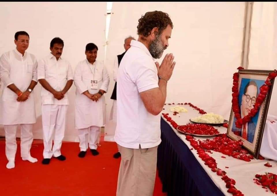 SosalMidiya's tweet photo. आज महापरिनिर्वाण दिवस पर भारतीय संविधान के शिल्पी एवं सामाजिक समानता के अग्रदूत बाबासाहेब डॉ. भीमराव अंबेडकर जी को श्रद्धांजलि अर्पित करते श्री @RahulGandhi जी, श्री @rssurjewala जी, @kcvenugopalmp जी,@ashokgehlot51 जी,@GovindDotasra जी। 
@INCIndia https://t.co/vSMD9cKVji