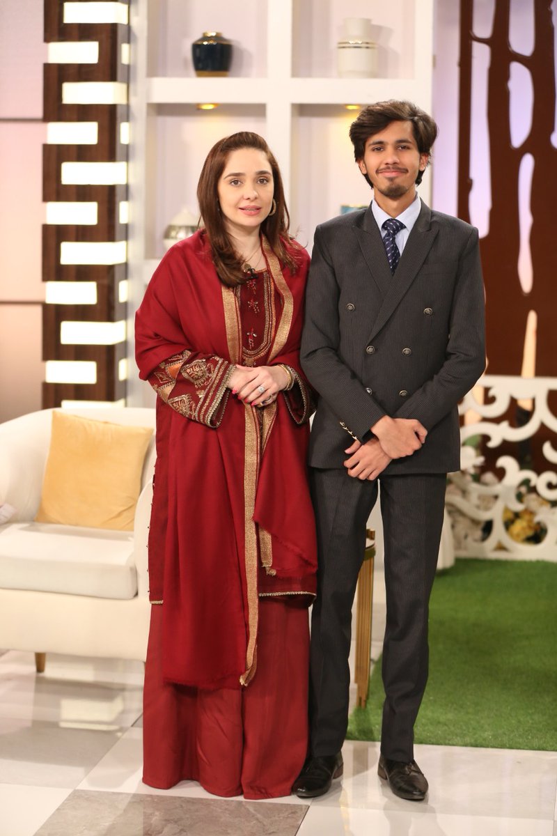 Dr. Hafiz waleed who got 29GoldMedals in MBBS " invited at show by <a href="/JuggunKazim/">Juggun Kazim</a>  .
This should be standard of Media " this is Appreciation !! ♥️
