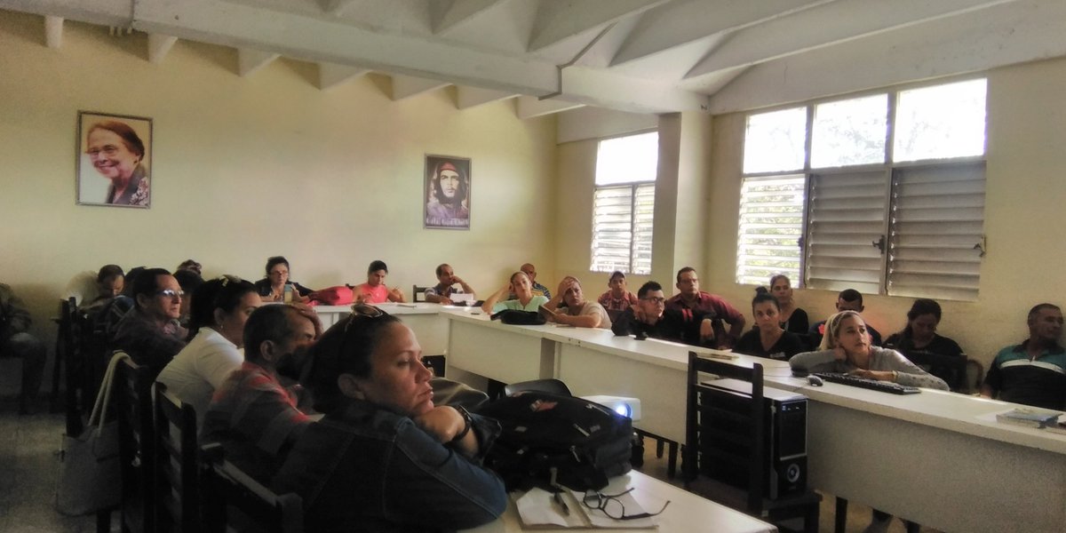 IdalmysRivero's tweet photo. Miguel Pérez Rodríguez,director de la Escuela municipal del PCC en La Sierpe ,imparte temas de interés en la capacitación para los nuevos delegados . #PiderPopular #LaSierpe #SanctiSpíritusb#Cuba https://t.co/vMuT6uDHtB