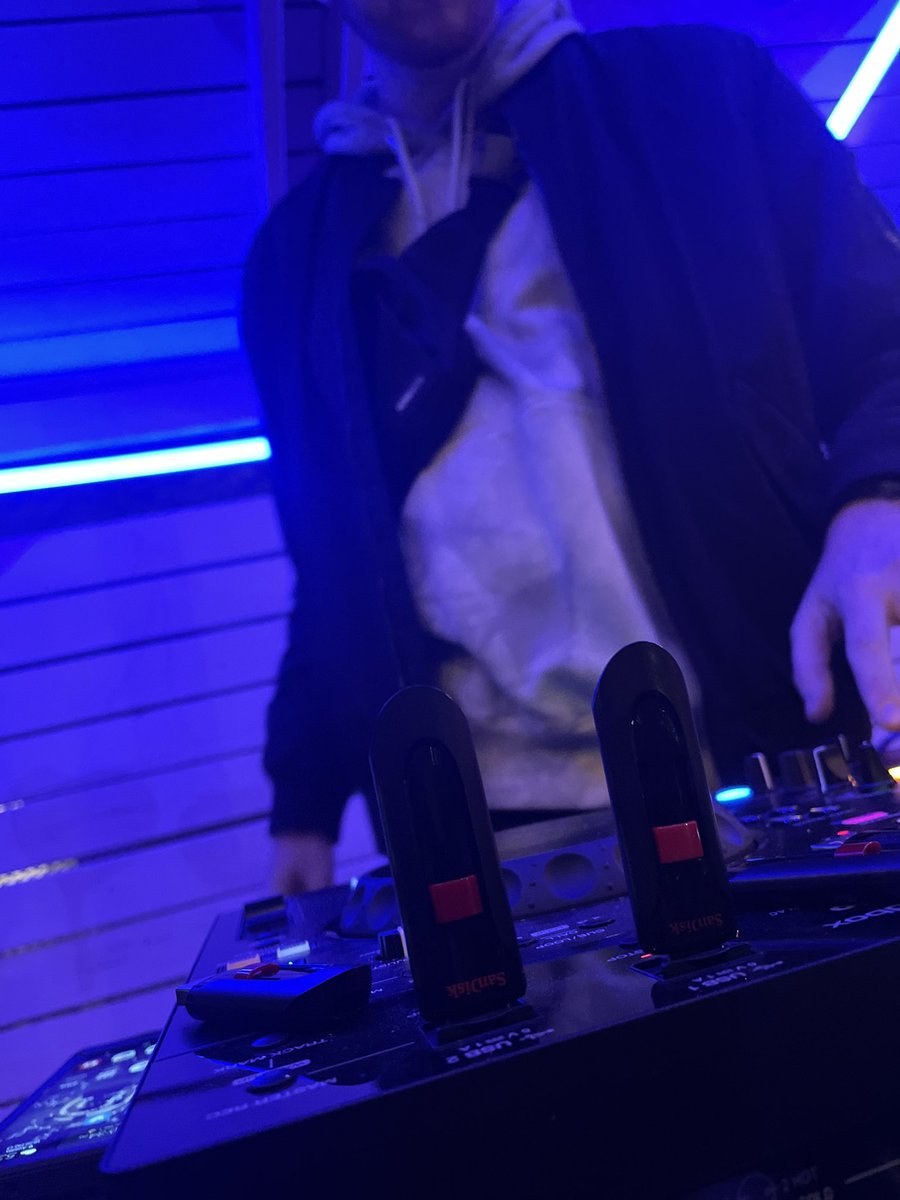 rumuzik's tweet photo. Pick the wrong USB and the whole show stops 😅 which ones mine? 😂 https://t.co/UiZIwaySVz