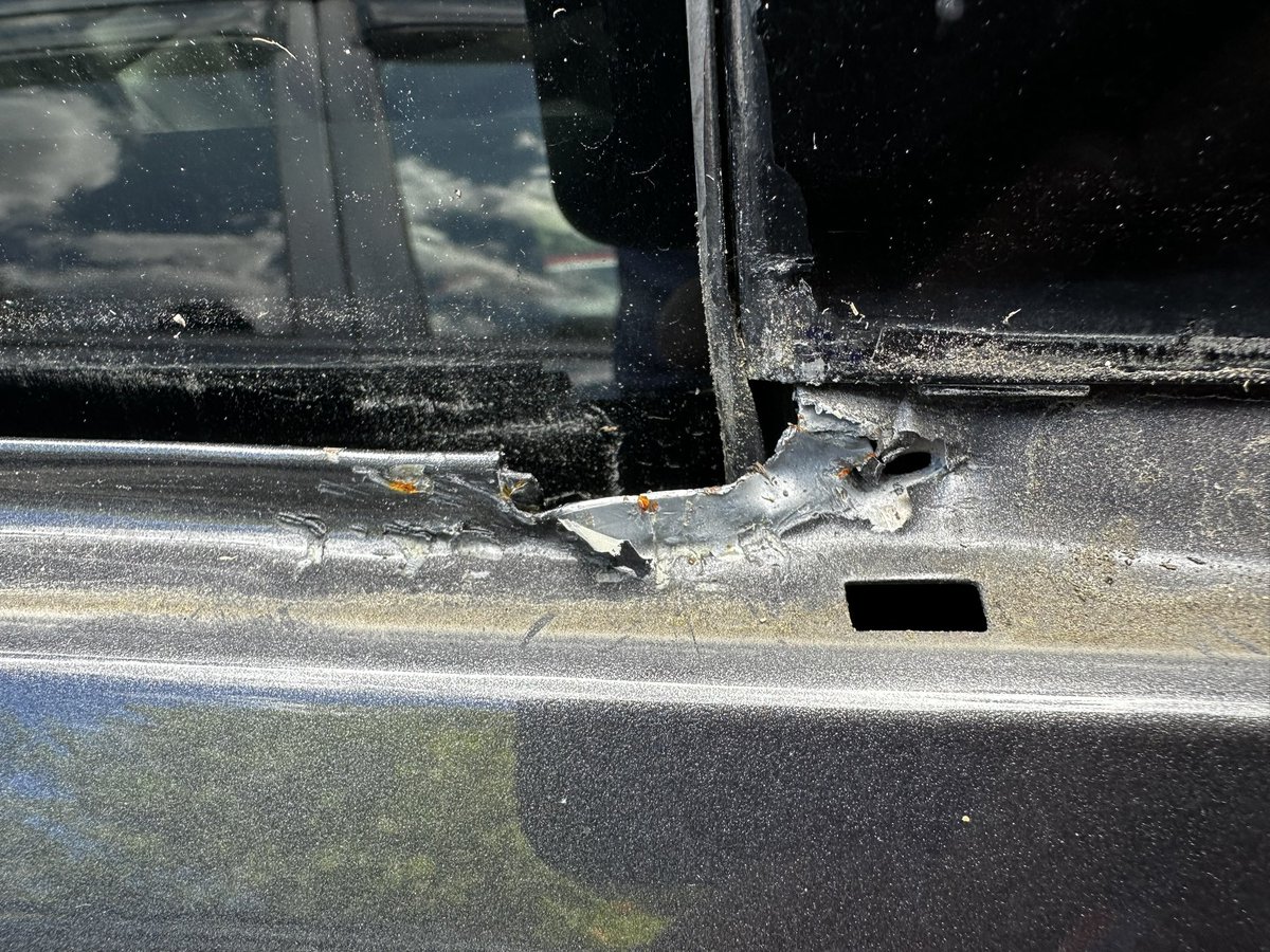 tecklor's tweet photo. Now I#the collision center is waiting for @safelite to pay for the repair and it’s been three weeks! Remind you, @safelite damaged my Jeep in May and it finally got repaired in November. Still waiting for @safelite to pay in December!! https://t.co/Ji3O8x4BX5