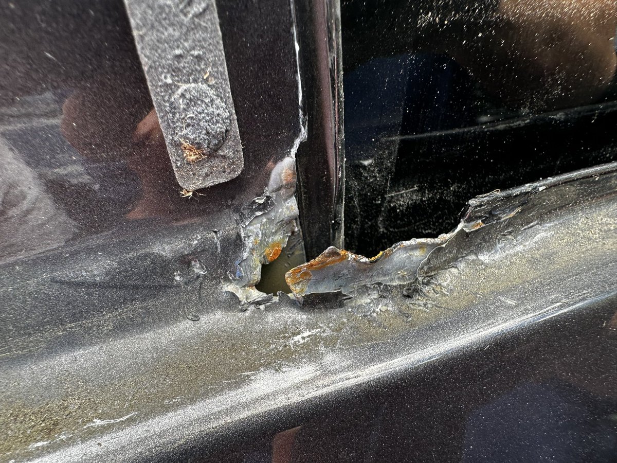 tecklor's tweet photo. Now I#the collision center is waiting for @safelite to pay for the repair and it’s been three weeks! Remind you, @safelite damaged my Jeep in May and it finally got repaired in November. Still waiting for @safelite to pay in December!! https://t.co/Ji3O8x4BX5