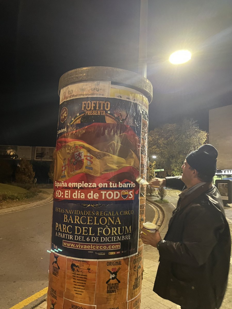 CS_SantCugat's tweet photo. 🇪🇸 Anoche salimos a empapelar #SantCugat para celebrar el 6D y desear a todos los vecinos un muy feliz #DíaDeLaConstitución.

🗣️ ¡España empieza en nuestros barrios! 

#6DElDíaDeTODOS
#EspañaEmpiezaEnTuBarrio https://t.co/gzZgS44M9t
