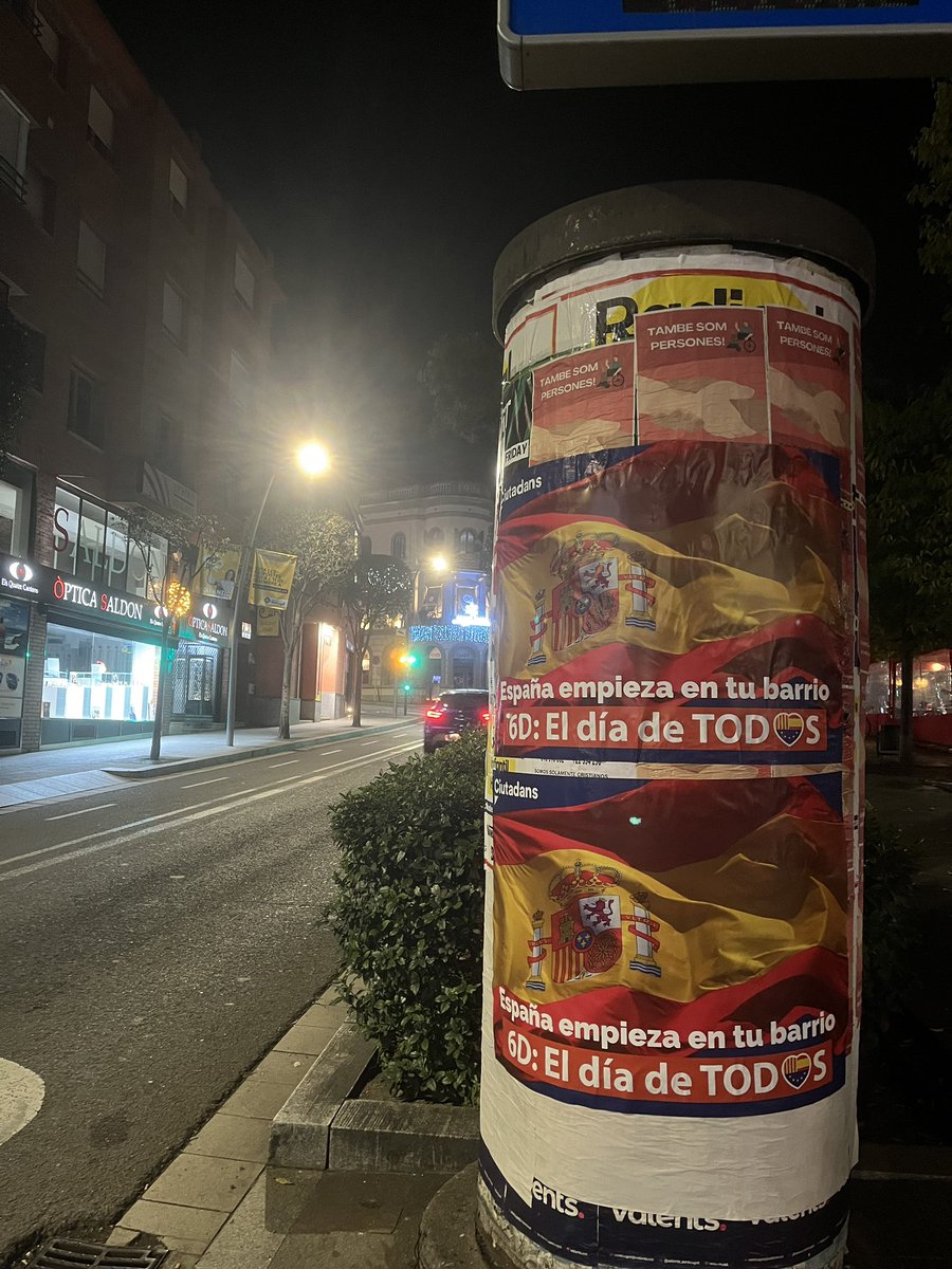 CS_SantCugat's tweet photo. 🇪🇸 Anoche salimos a empapelar #SantCugat para celebrar el 6D y desear a todos los vecinos un muy feliz #DíaDeLaConstitución.

🗣️ ¡España empieza en nuestros barrios! 

#6DElDíaDeTODOS
#EspañaEmpiezaEnTuBarrio https://t.co/gzZgS44M9t