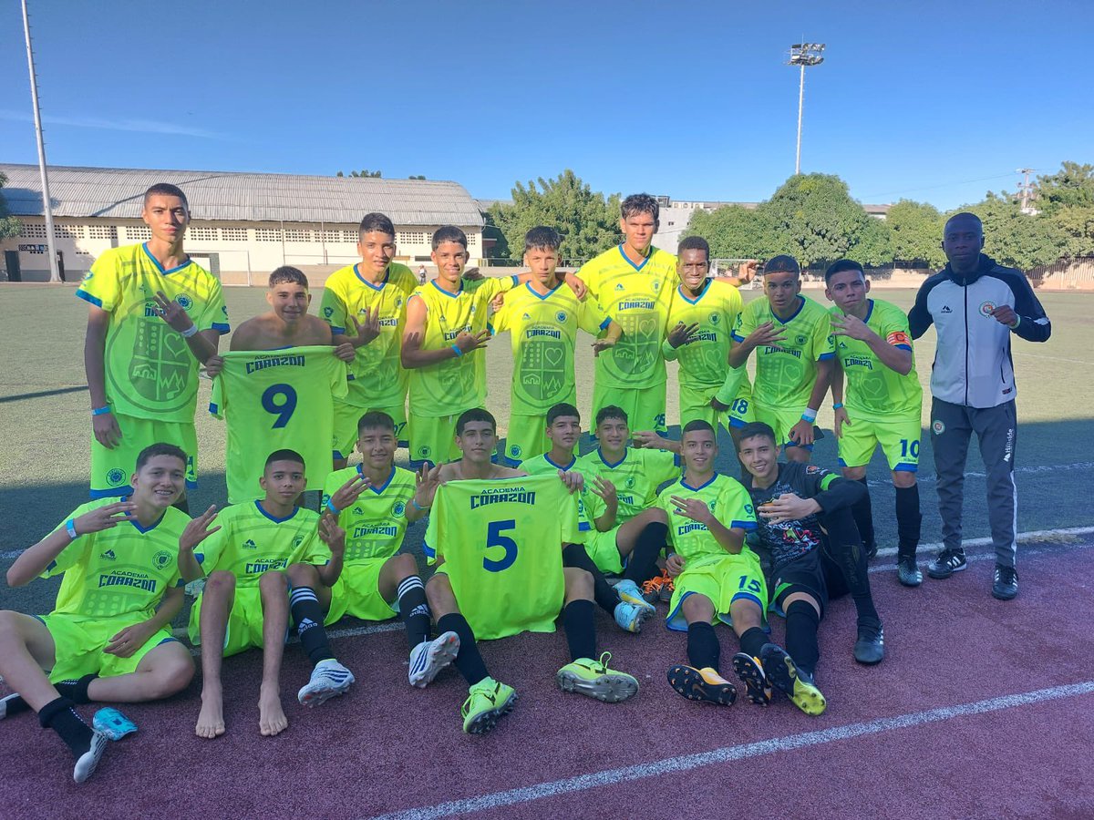 canterainter's tweet photo. Nuestra categoría 2006 de Academia debutó con victoria ante Santa Fe logrando un resultado de 3x1 en la Copa Navidad Interclubes Liga Stars 2022.

FELICITACIONES ❤️💚🤍👏🏻 https://t.co/JCv1OEBrOd