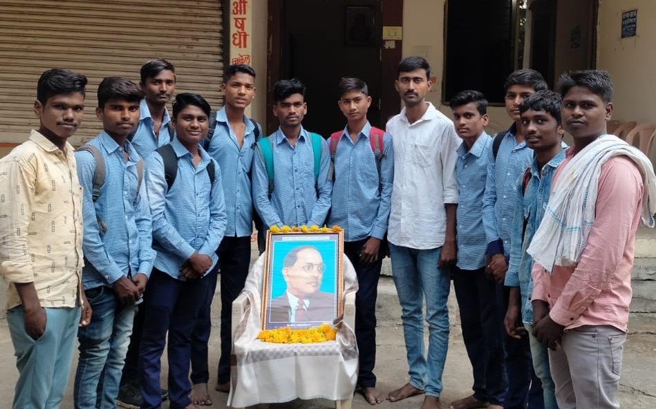 abvp_hingoli's tweet photo. डॉ.बाबासाहेब आंबेडकर यांच्या महापरिनिर्वाण दिनानिमित्त अभाविप गोरेगाव शाखे कडून अभिवादन करण्यात आले...
#drbabasahebambedkar #6december #BharatRatna #MahaparinirvanDiwas #ABVP #abvpvoice #abvpmaharashtra
#abvpdevgiri #Hingoli #ABVPHingoli #abvpgoregav #sengao https://t.co/Rs93myd1z4