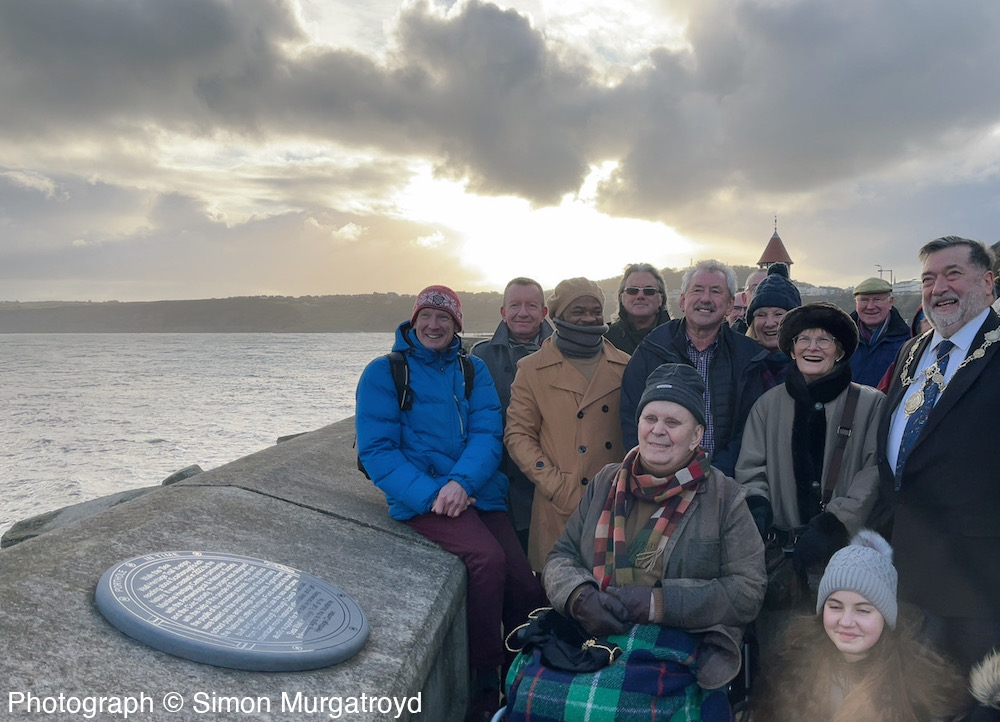 Alan Ayckbourn launching Scarborough's Portholes in Time sea wall heritage trail today. Cold and blustery but at least the rain held off! Find out more on the @ArchivingAlanA blog archivingayckbourn.home.blog/2022/12/06/por… #Scarborough @thesjt Ayckbourn