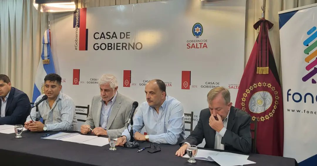 FoncapSA's tweet photo. 📝Nuestro presidente @Pablogarate firmo un Convenio con el Coordinador de Enlace y Relaciones Políticas de Salta, @OutesPablo.
Forma parte de nuestro propósito para la federalizacion de #FONCAP y el fortalecimiento del entramado emprendedor.
#ArgentinaAvanza #EmprenderPorElPaís https://t.co/R8wuUyjXei