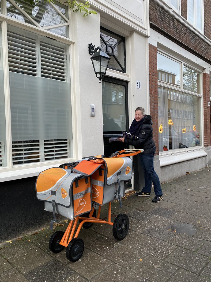 Kijk eens wat is die ⁦<a href="/mariekekoets/">Marieke Koets</a>⁩ een goede en verschrikkelijk knappe postbezorger. Lekker bezig ⁦<a href="/PostNL/">PostNL</a>⁩!

#favorietebezorger
