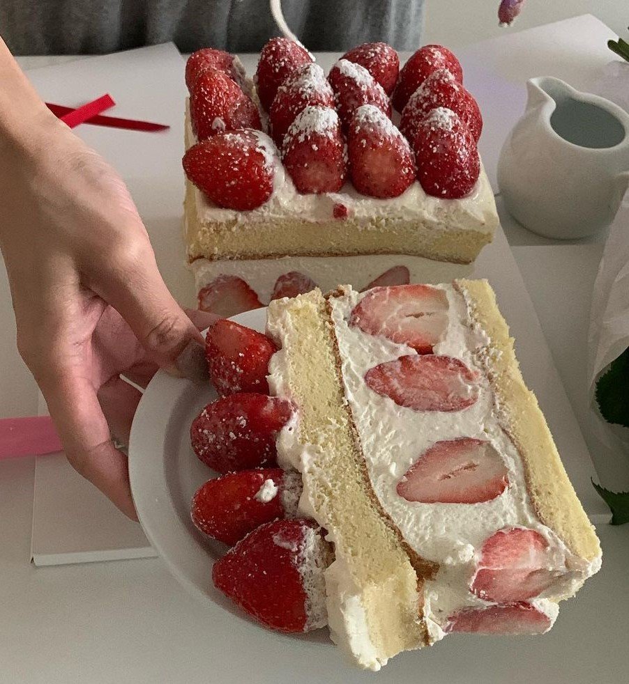 daily_dolce's tweet photo. Strawberry cake by sh_mong_ on IG https://t.co/OFWiwqS0CC