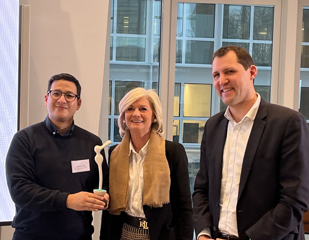 La cérémonie de remise débute avec <a href="/BaptisteLft/">Baptiste Lenfant</a>, délégué général du groupement 
Domicile &amp; Compétences et la députée <a href="/J_Corneloup/">Josiane Corneloup</a> de la <a href="/AN_AfSoc/">Commission des affaires sociales</a> pour un premier trophée confié à #MerciJulie

#domicile #innovation #citoyen #prix <a href="/Fepemfr/">Fepem</a> <a href="/iperia_institut/">IPERIA</a> <a href="/EFFE_EU/">Family Employment-EU</a> <a href="/AssembleeNat/">Assemblée nationale</a>