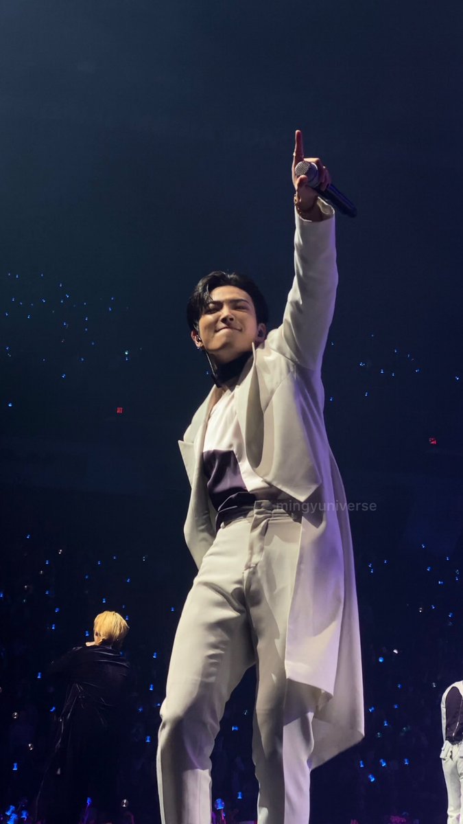 mingyuniverse's tweet photo. i’ll be spamming y’all with my pics from the con since i’m rewatching all my fancams for the nth time 🫶🏼 @ATEEZofficial 

#EHTEEZPRESENT #ATEEZinHamilton
#ATEEZinCanada #ATEEZWORLDTOUR2022 https://t.co/8V7rAyuHcY