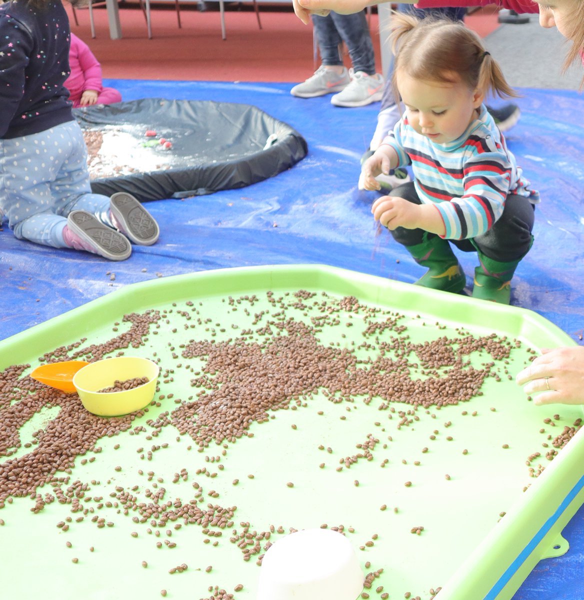 louthcoco's tweet photo. Lots of fun in Dundalk Library this morning with the return of Messy Play Workshop. This event was brought to us by #Beyondthebump to celebrate #FamilyTimeAtYourLibrary 
#dropin @LibrariesIre  #messyplay
#louthlibraries https://t.co/u9ZwVWKX0N