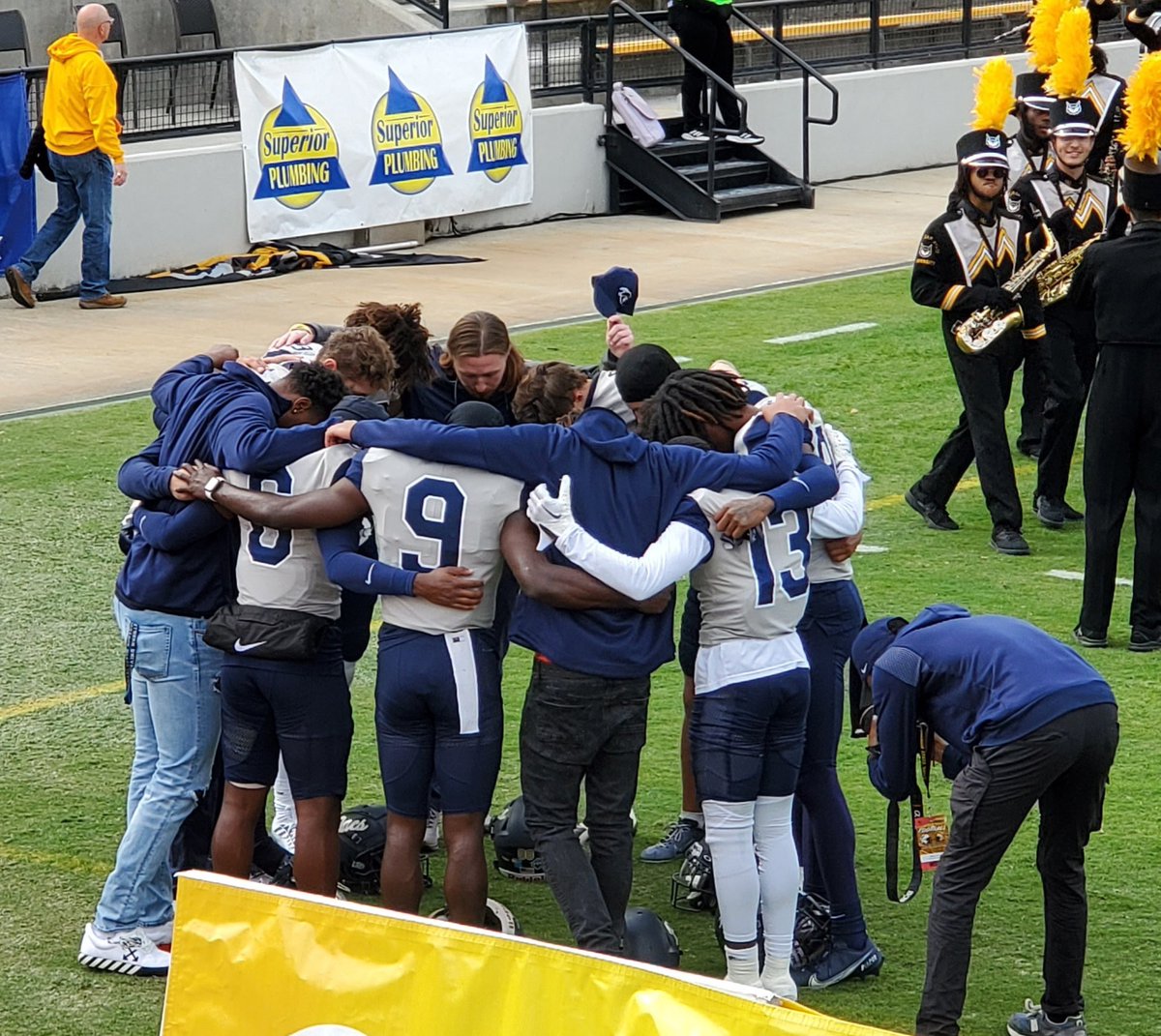 CoachLakeLowe's tweet photo. What an incredible 2.5 years it has been with @CSUFB, I am forever indebted to the great men I had the pleasure of working alongside and serving the young men in our Football Ministry! 💣Squad 4L! All good things come to an end but these memories will last a lifetime! https://t.co/WjPHHluZTo