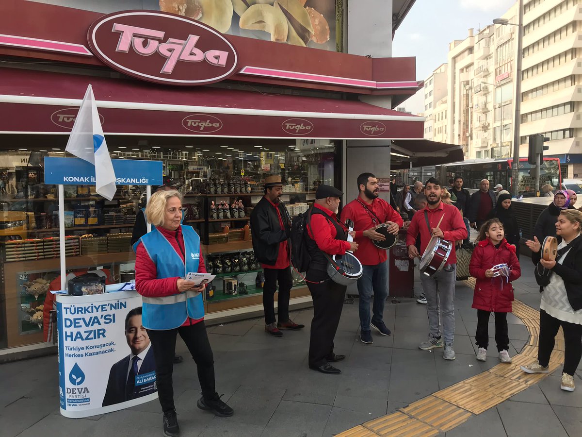 konaktadeva's tweet photo. DEVA Partisi Konak İlçe Teşkilatı olarak İzmir Çankaya Meydanı'nda hemşehrilerimize eylem planlarımızı anlatıyoruz.
#deva #devapartisi #devakonak #konaktadeva #alibabacan https://t.co/Ph91EY5mFF