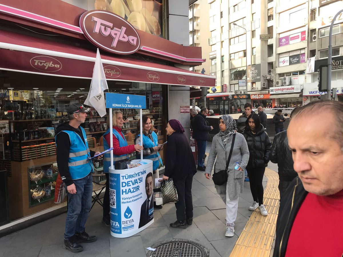 konaktadeva's tweet photo. DEVA Partisi Konak İlçe Teşkilatı olarak İzmir Çankaya Meydanı'nda hemşehrilerimize eylem planlarımızı anlatıyoruz.
#deva #devapartisi #devakonak #konaktadeva #alibabacan https://t.co/Ph91EY5mFF