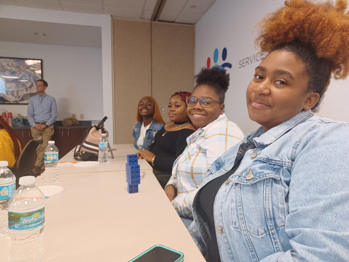 myTBThs's tweet photo. Club Elite and CDC Leadership Club at Marsh McLennan Insurance Agency for a Career Exploration and Job Training Opportunities #TitanPride #Titans #CommunitySchool #Techtech https://t.co/ks7CUrGPEw
