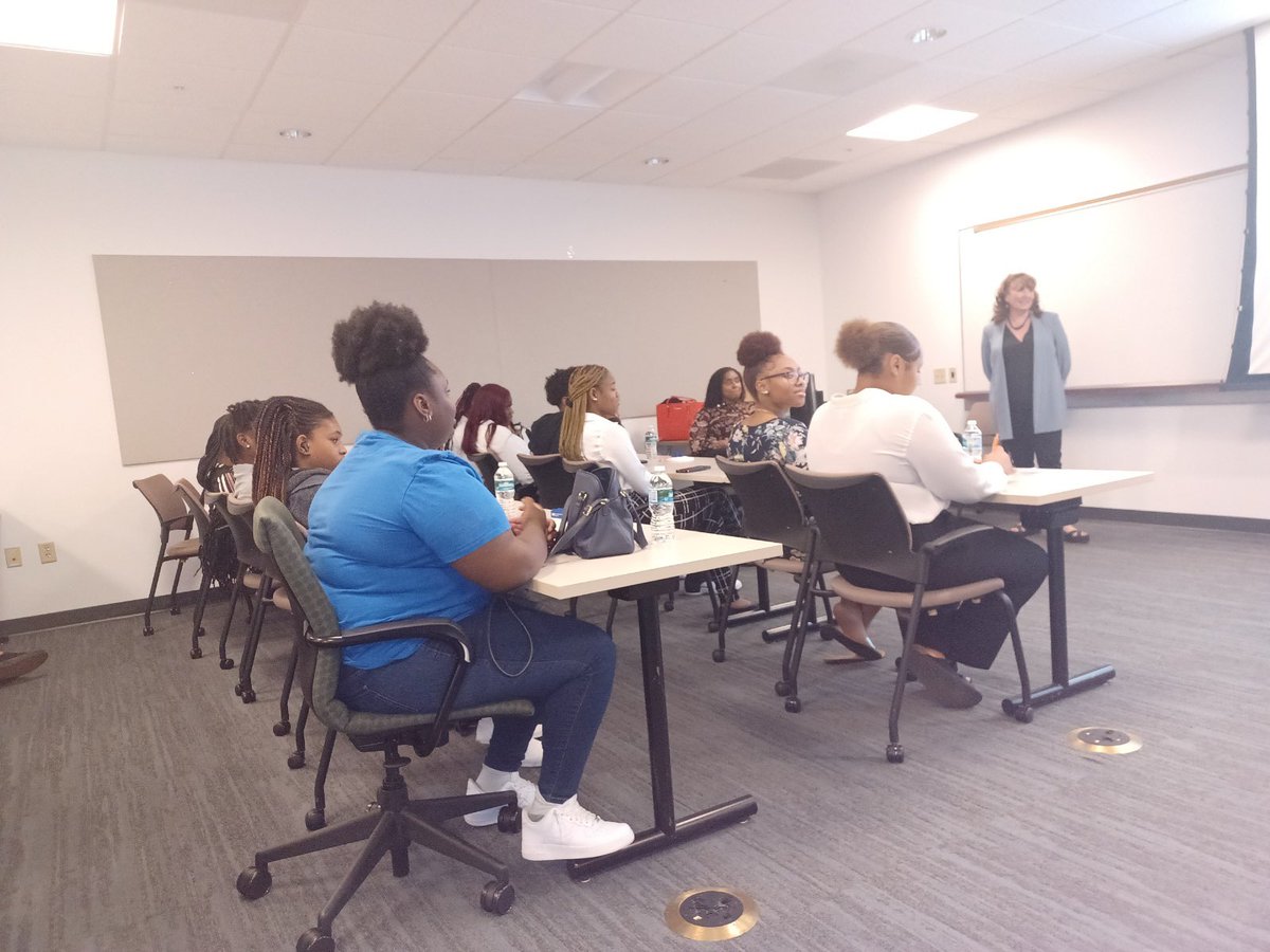 myTBThs's tweet photo. Club Elite and CDC Leadership Club at Marsh McLennan Insurance Agency for a Career Exploration and Job Training Opportunities #TitanPride #Titans #CommunitySchool #Techtech https://t.co/ks7CUrGPEw