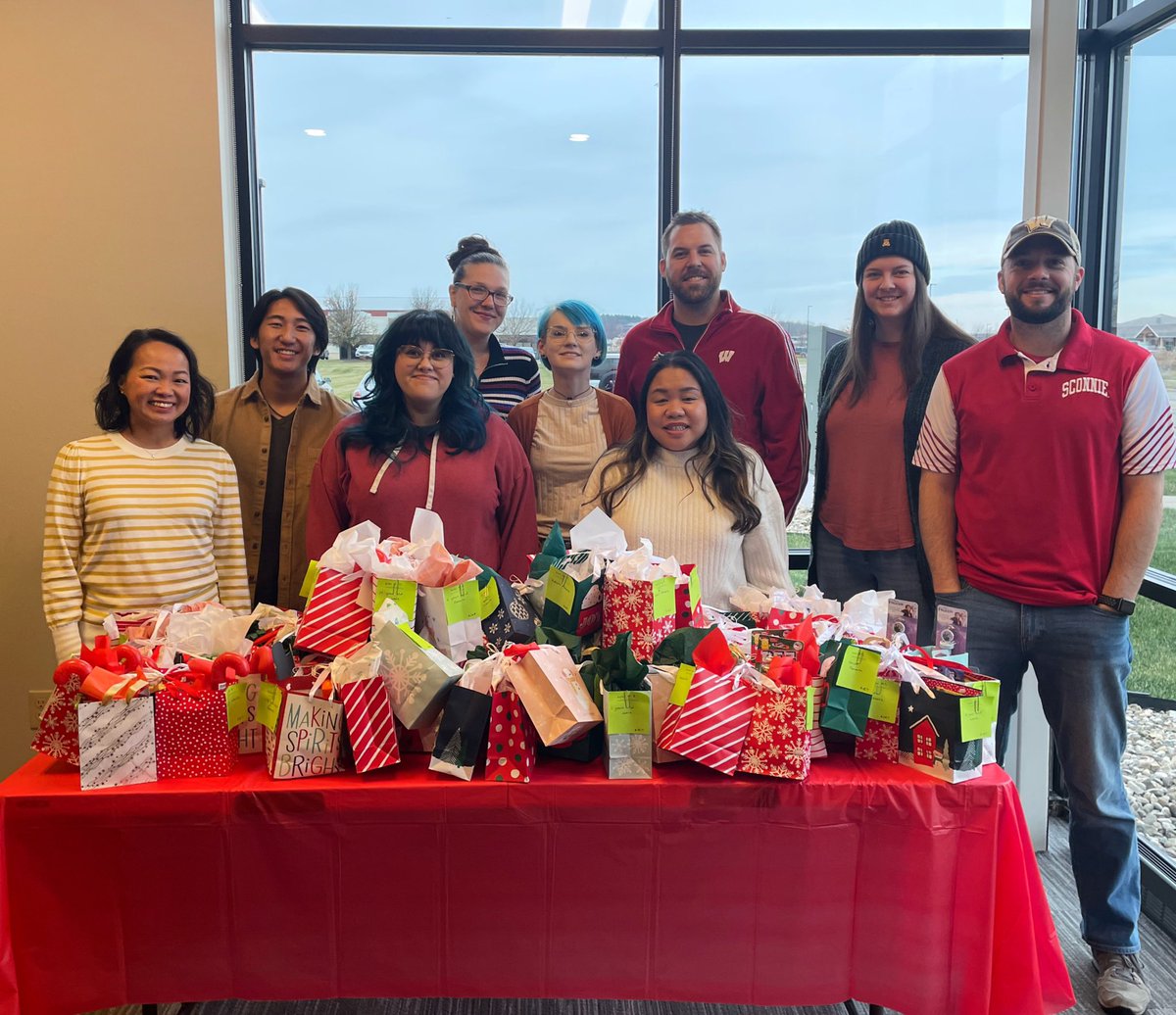 NET3140's tweet image. A BIG thank you to all our volunteers who gave their time to shop for goodies to fill gift bags for @MiddletonOM’s Winter Wishes program this year! Together we stuffed 100 bags full of toys, candy, and gift cards for folks in our community! Happy Holidays from NET!