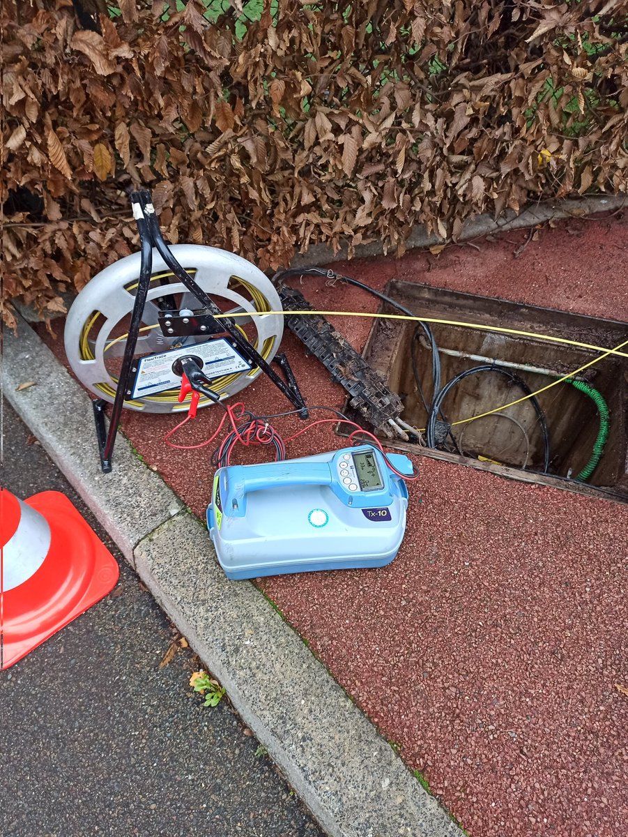 maviedegeek's tweet photo. Les problèmes ont étés trouvés. recherches de plan pour trouver ou sortent les câbles (après 20m d'aiguille ça sort nulle part) ou terrassement et mettre 2 boîtes fibres pour nos 2 entrées. #domnis doit chercher les plans et/ou faire de gros travaux. On lâche rien ! #fibre https://t.co/EMrlxn66HR