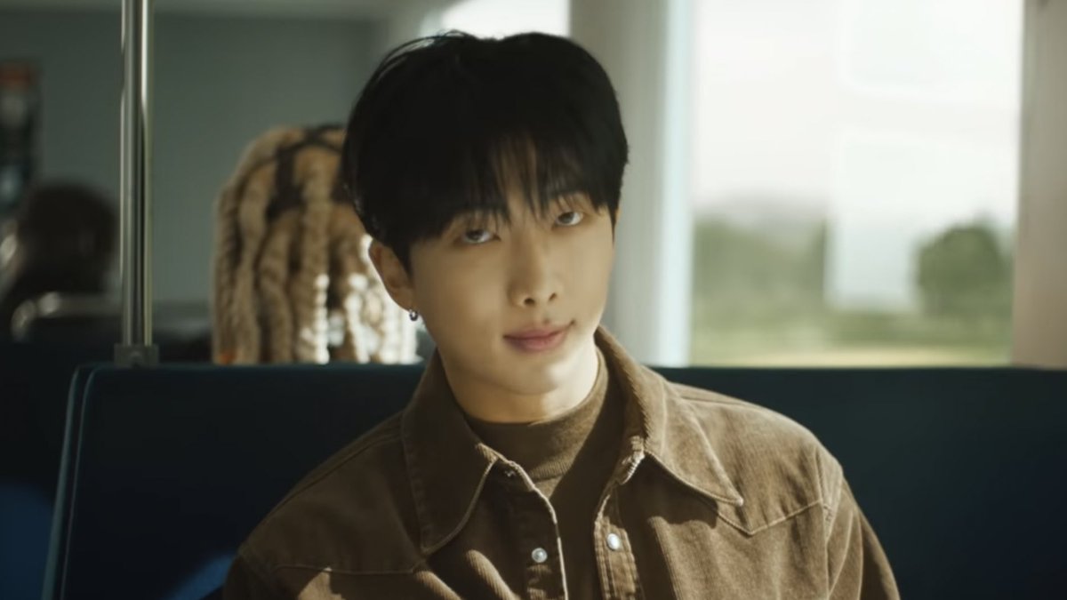 HaikuTweets2's tweet photo. It's a still life but it is Newton's first law, the law of inertia and Namjoon.
- Physics explained by Namjoon!
#StillLife #StillLifeMvIsComing #StillLifeMV #Indigo #NAMJOON https://t.co/APCK2Pk8q2