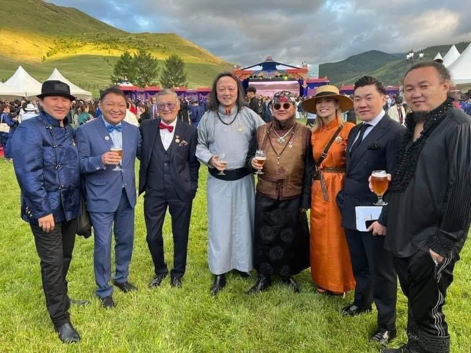 . . . Ерөнхийлөгчийн урилгаар Их тэнгэрт очиж хоол идсэн одууд маань өчигдөрийн жагсаалд харагдсангүй.
. . . Та нар минь ТАРГАН тавтай өвөлжиж байна уу та нарыг баян болгож өгсөн ард түмэн чинь улны ядуу хэвээрээ л амьдарч байгаа шүү.