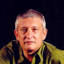 Hoy es un día triste para el teatro uruguayo. Murió Omar Varela, director, productor, profesor. Talentoso, transgresor, fue un viento fuerte que sacudió las tablas uruguayas. Abrazo a su familia y amigos, que tanto lo cuidaron. Buen viaje amigo! ❤️